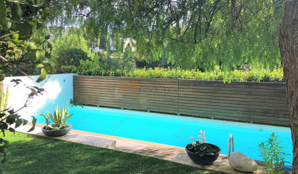 Πισίνα - κήπος . Swimming pool - garden